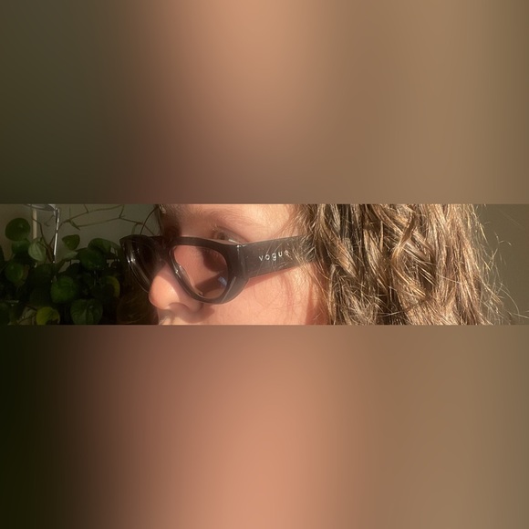 Vogue x Hailey Bieber sunglasses - Picture 5 of 6